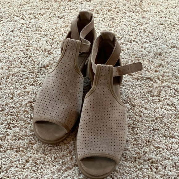 Ugg by Koolaburra Ashlyn sandal size 7 - Picture 1 of 4